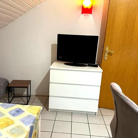 Apartment , Ruhig Gute Messe Anbindung,parkplaetze & Top- Oeffentliche Verkehrsmittel Zur Und Messe Dusseldorf