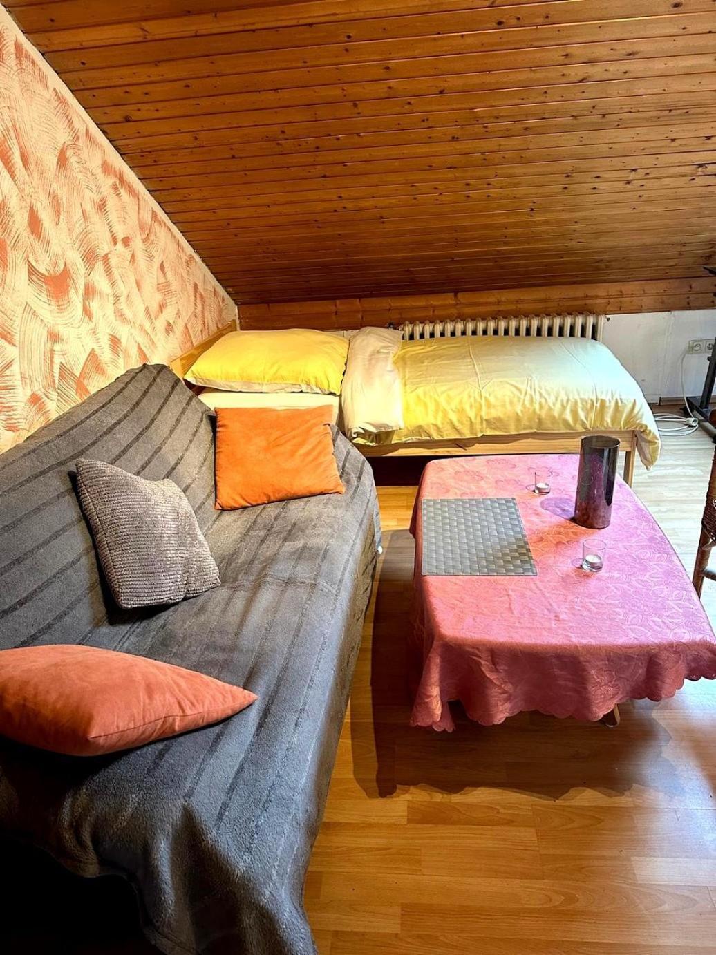 Ruhige Unterkunft, Parkplätze&top- Anbindung Zur City&messe Düsseldorf